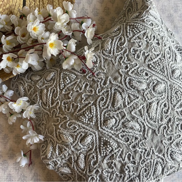 Premium embroidered cushion cover - Picture 5 of 5